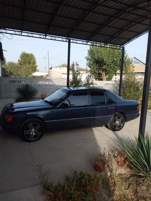 Mercedes w 124 300 E sotiladi