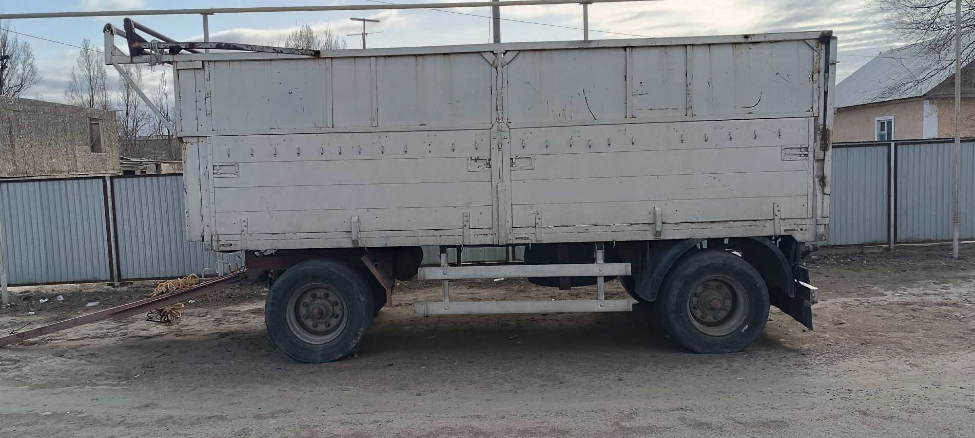 ПрицПрицеп ұз 5.5м, ені 2.4, биік 1.50 борт алюминий едені ағаш