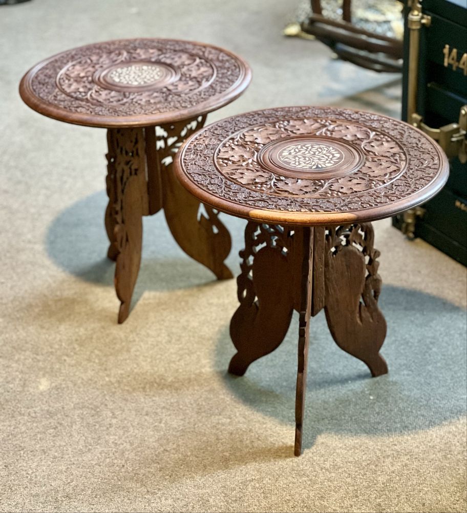 Set 2 măsuțe orientale sculptate manual – lemn exotic, decor vintage