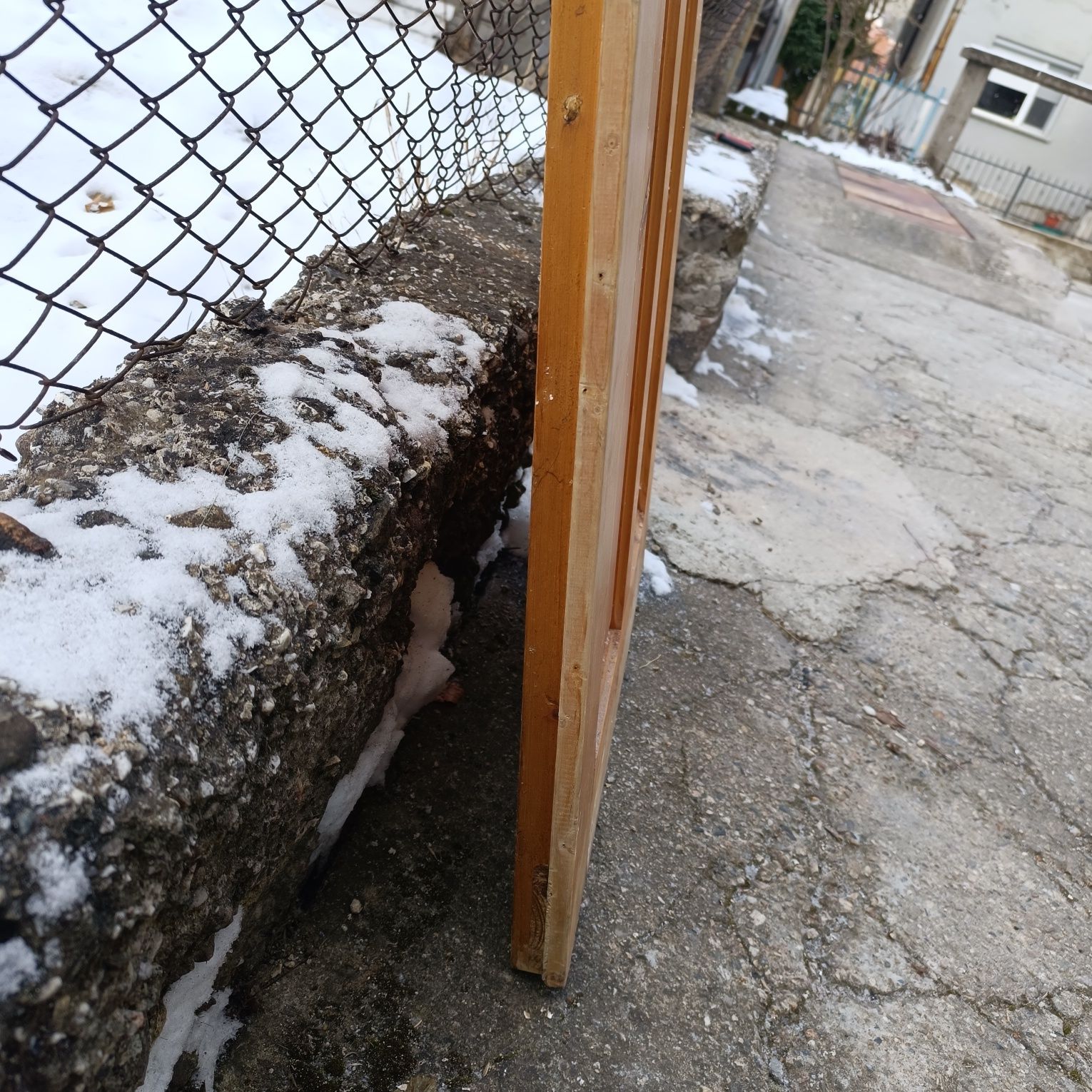 Продавам дървена врата за баня.