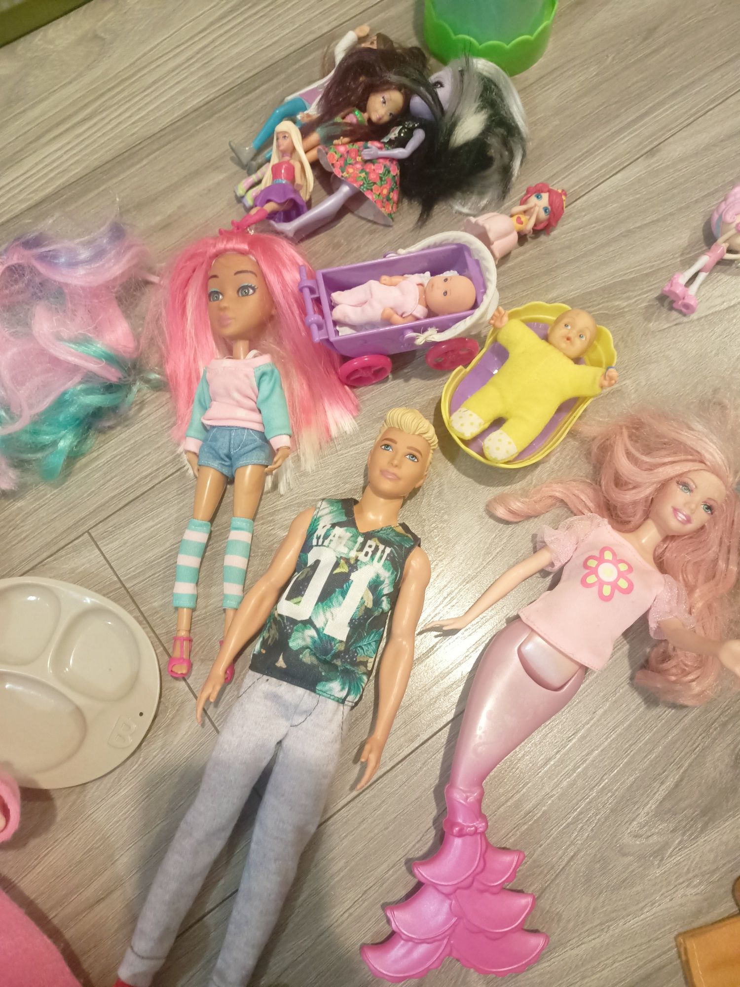 Jucării :Barbie,Ken,Hello Kity,LOL