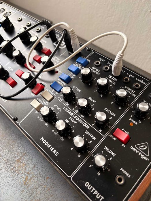 Behringer Model D – sintetizator analog, ca nou