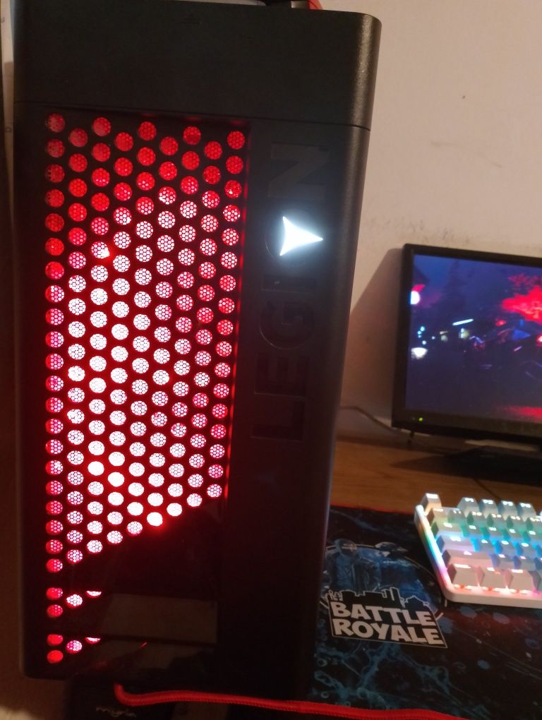 Vând pc de gaming Lenovo