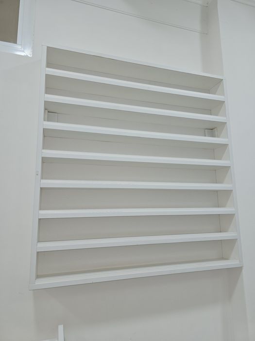 Навесная полка для лаков