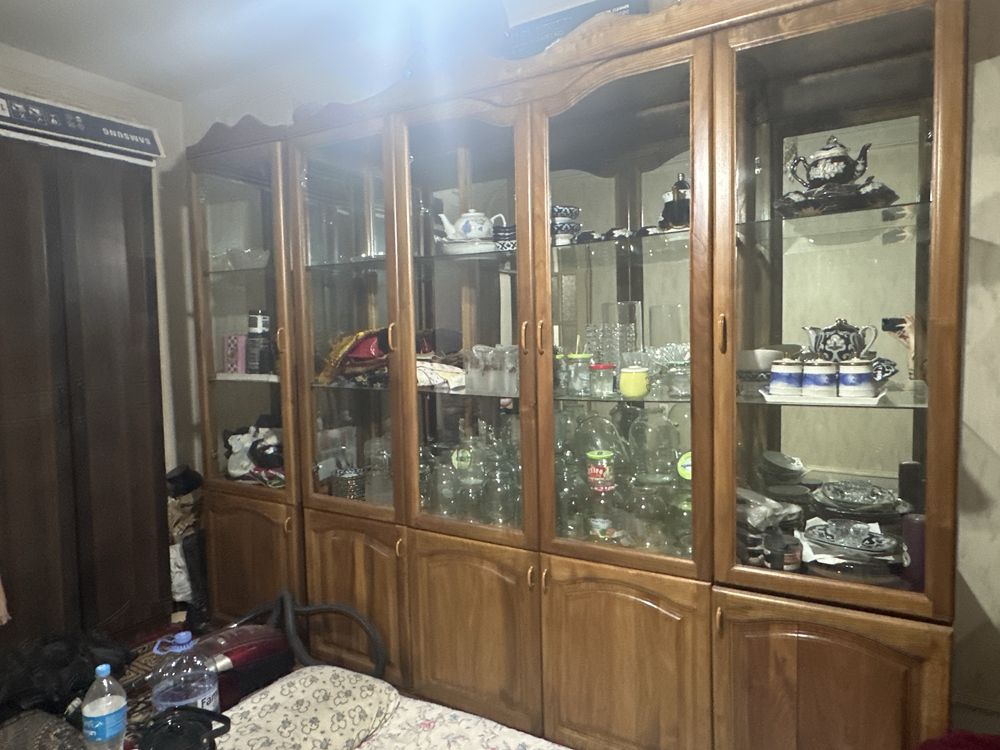 Продается срочно гостинный гарнитур стенка б/у из чистого ореха