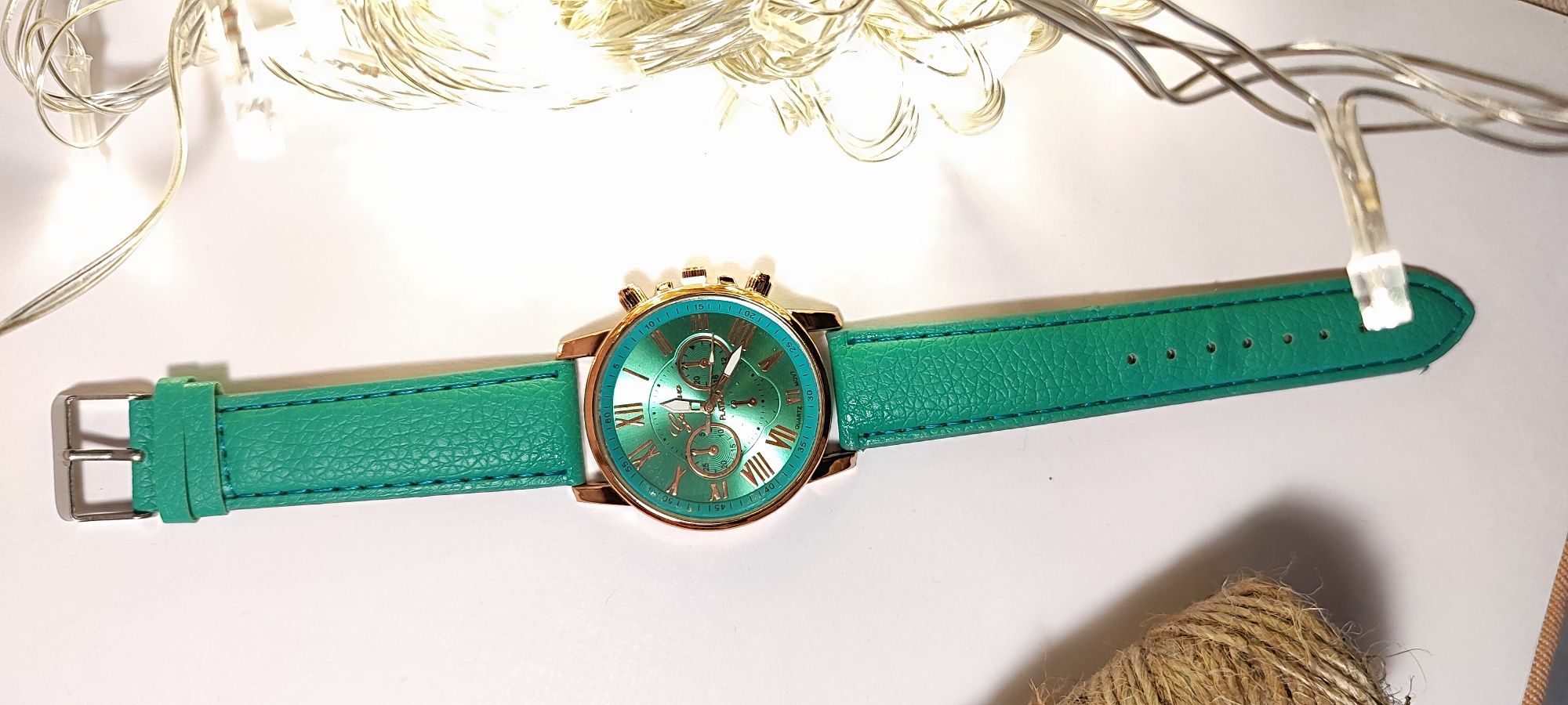 Часы женские, мятно-зеленого цвета