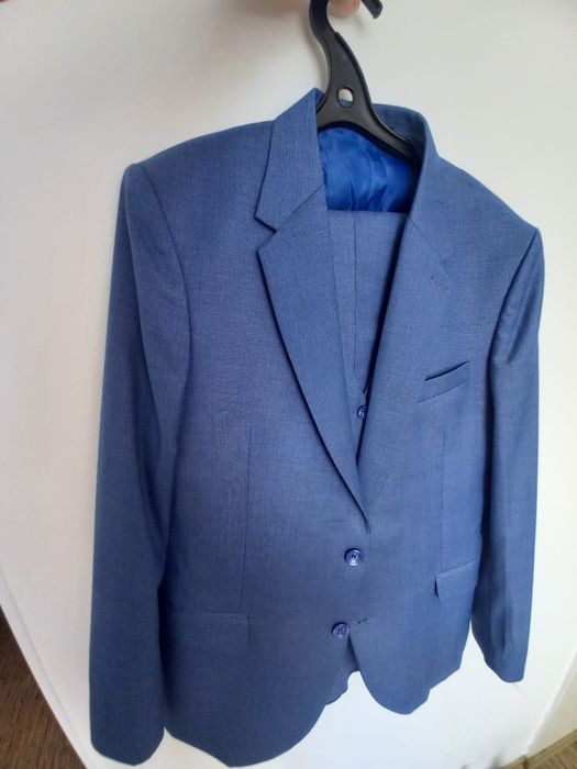 Продам  мужской костюм тройка м