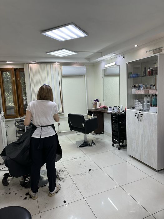 Место для парикмахера в центре города