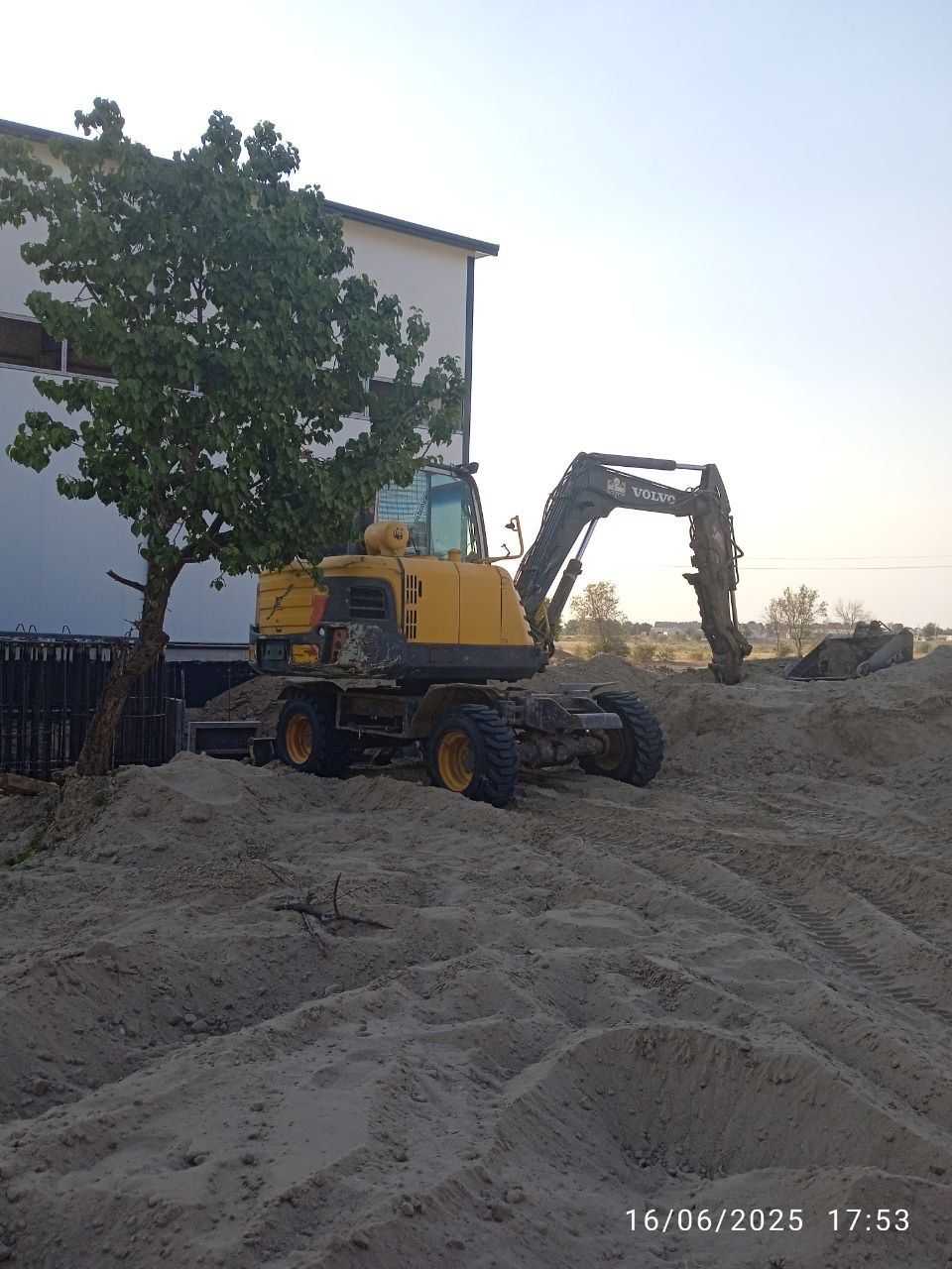 Volvo 60 ekskavator srochni sotiladi.
