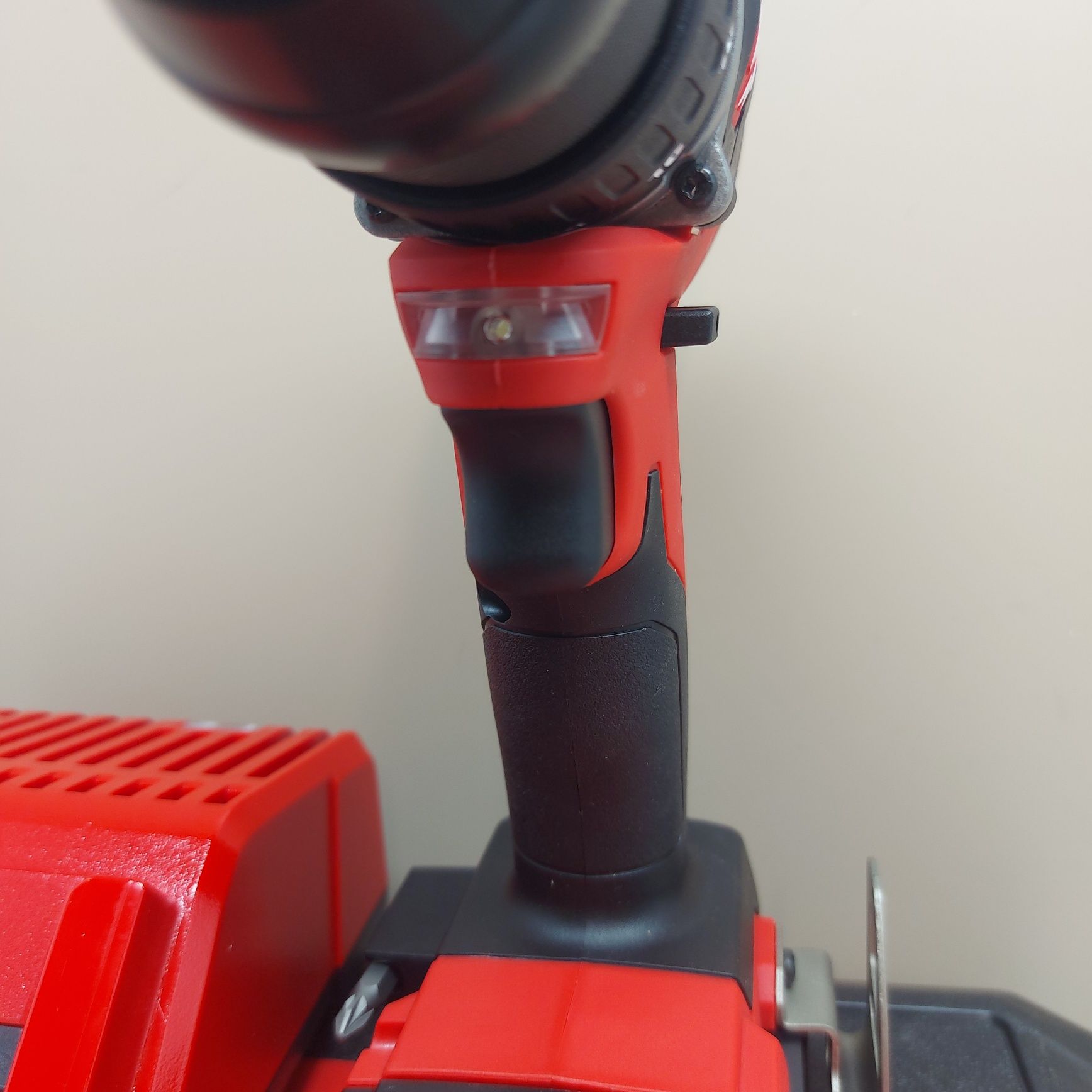 Нов безчетков винтоверт Milwaukee M18 CBLPD-202C