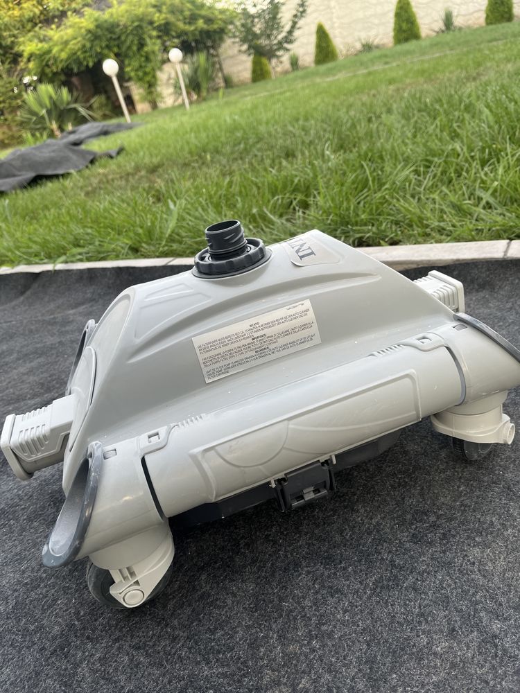 Aspirator Intex de piscină