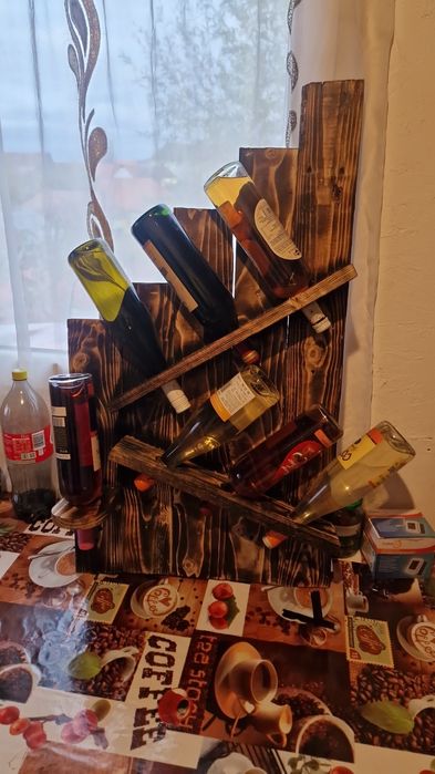 Vând suport de vinuri