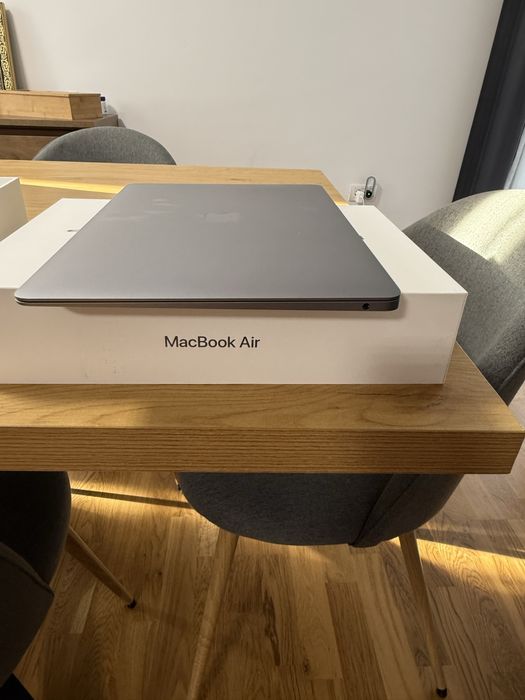 Vând MacBook Air 13 inch , 256GB 8gb