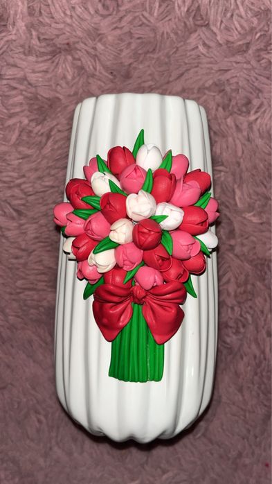 Vaza decorata cu lalele lucrate manual din lut polimeric