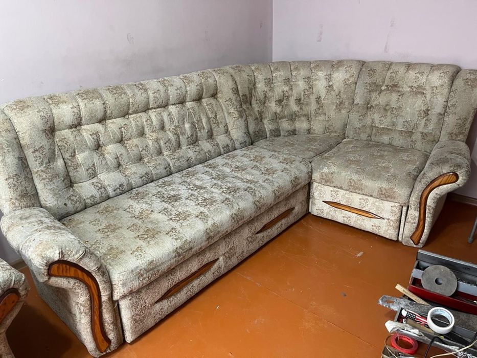 Продам угловой диван с креслом