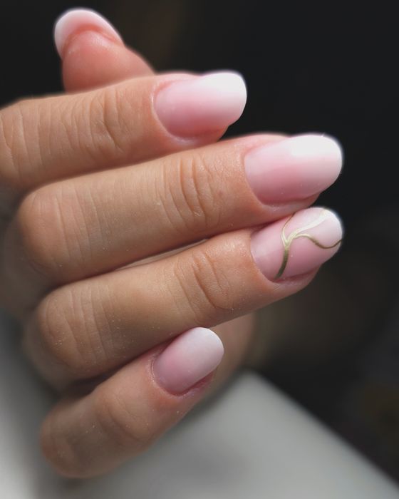 Buna,sunt manichiurista de 9 și îmi iubesc meseria.