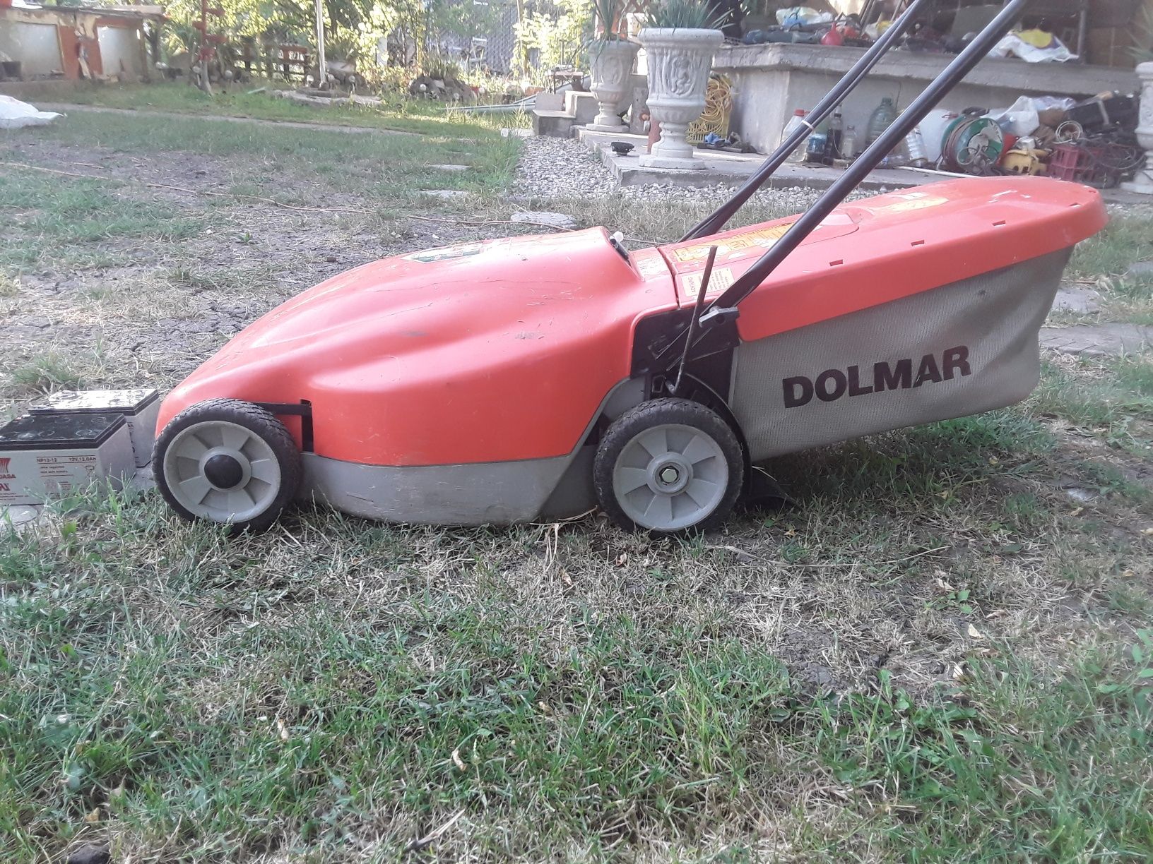 Vînd mașină de tuns iarbă DOLMAR-pe baterii/24v(2x12v)-40cm cuțitul
