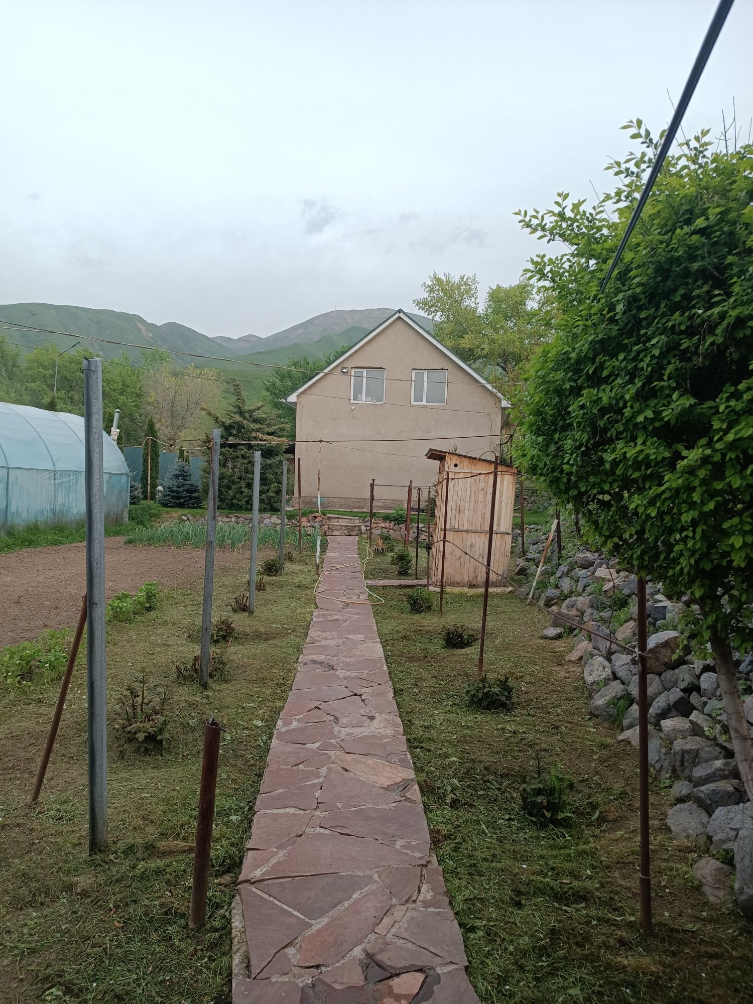 Продам дом у подножия гор в поселке Кайнар