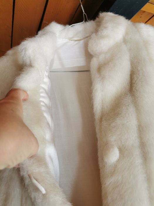 Vand haina blana artificiala, imaculata, guler tunica, fara uzura