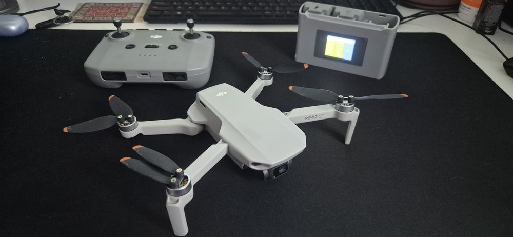 DJI Mini 2 SE 2.7k cu doi acumulatori, dock si accesorii