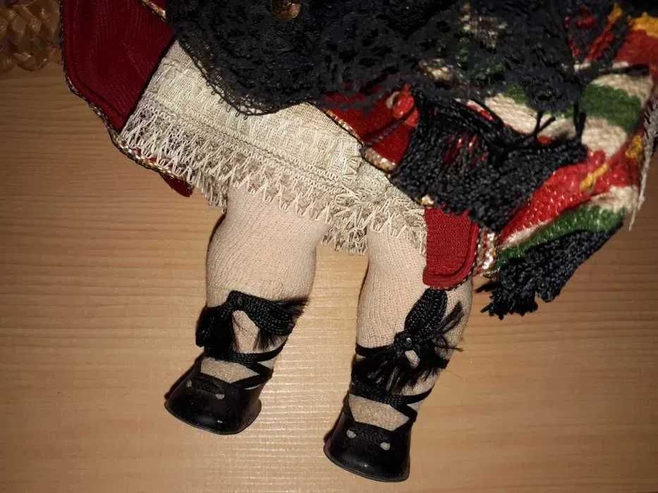 O frumoasa papusa in tinuta traditionala