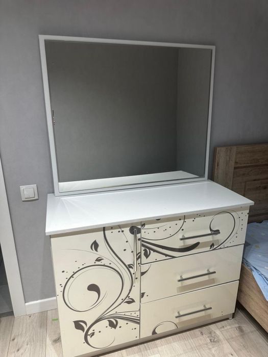 Комод с зеркалом