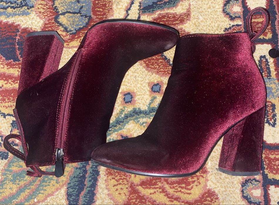 Бордовые ботинки замшевые.