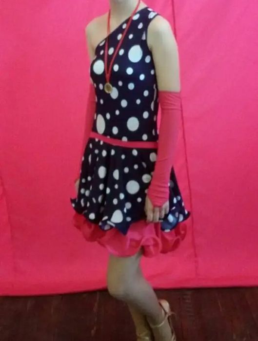 Красива рокля за танци с ръкавици