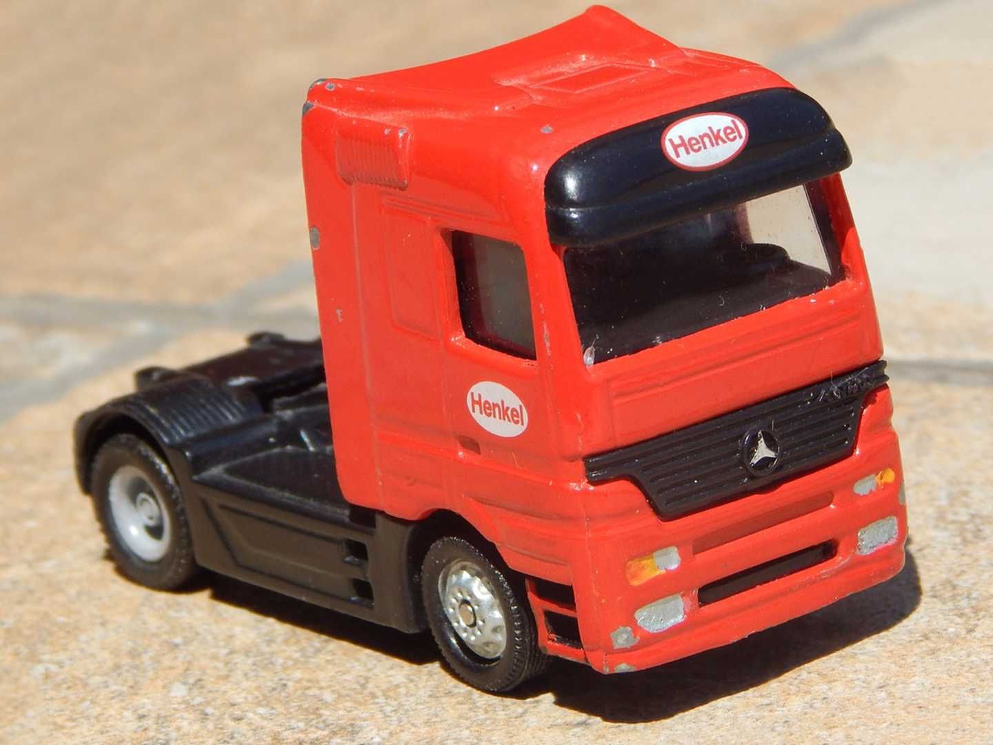 Macheta cap tractor camion Mercedes Actros Henkel scara 1:76 metalic