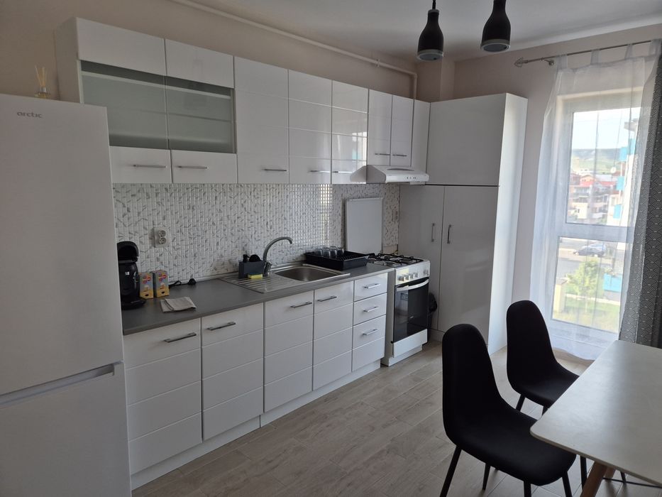 PF Închiriez apartament 3 camere