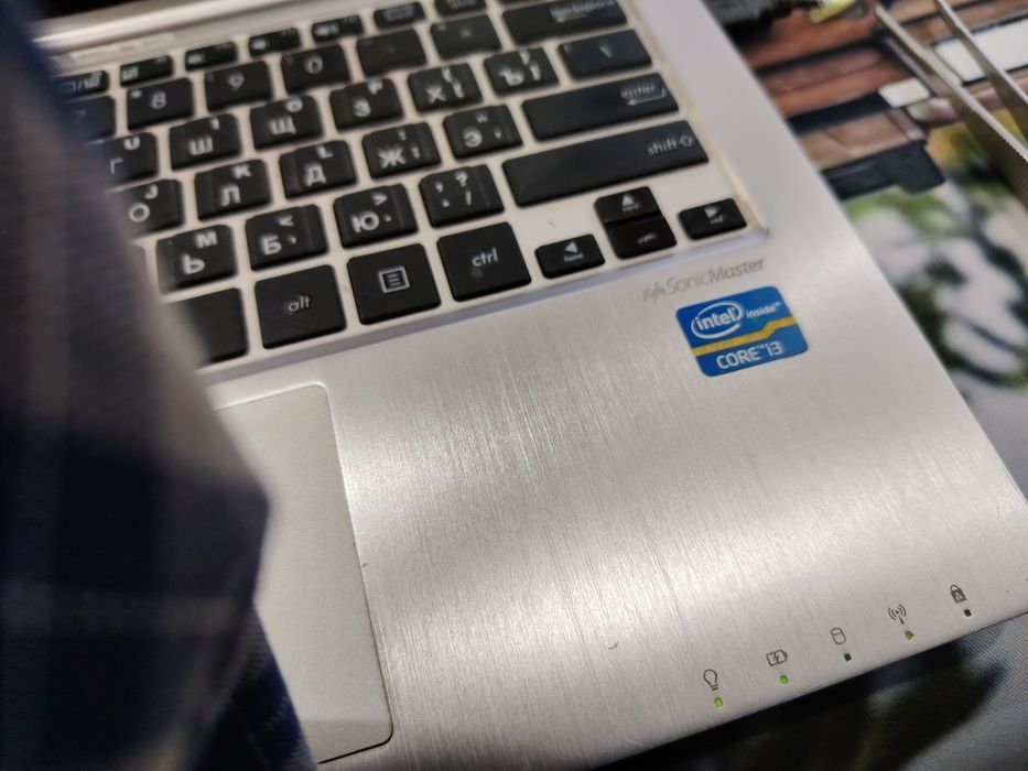 Netbook sotiladi core i3 sensorli