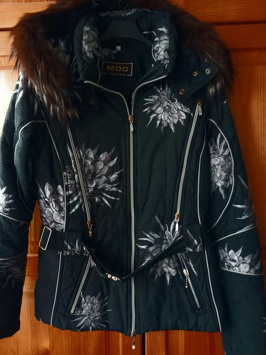 Спортно яке с подвижна качулка