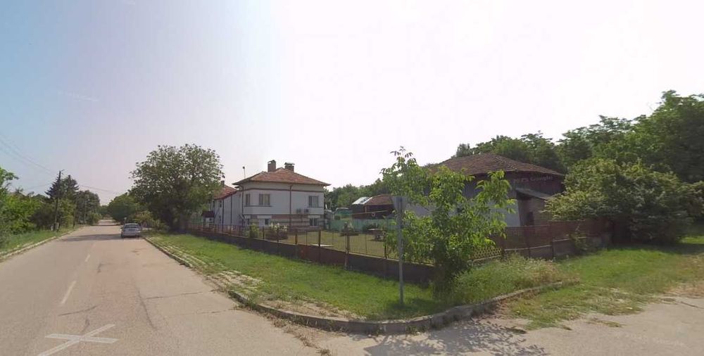 Продава се двуетажна къща със стопански сгради и голям двор