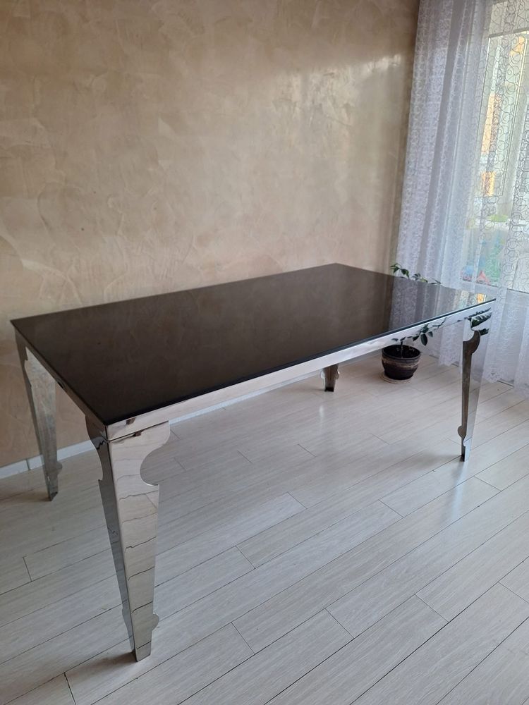 Трапезна маса с черно стъкло