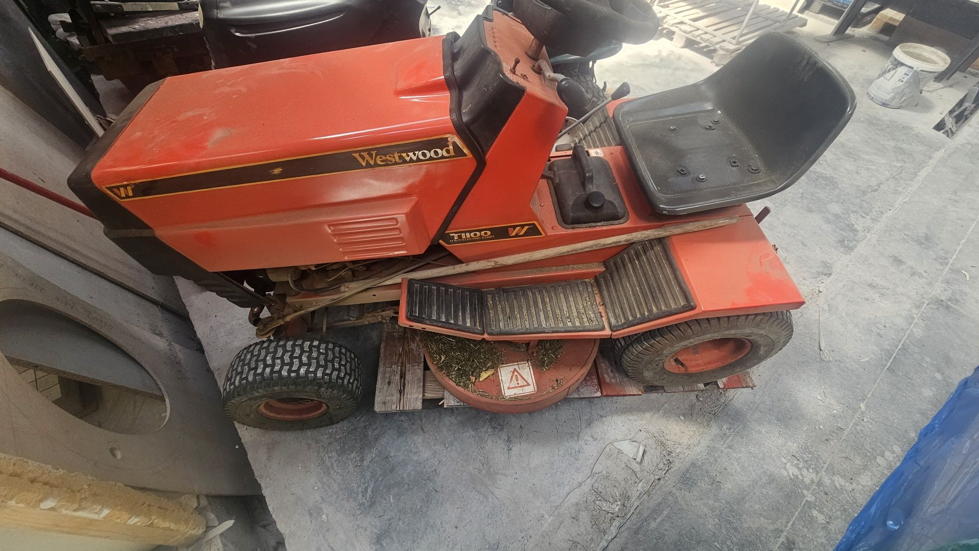 Vând tractoras de gazon