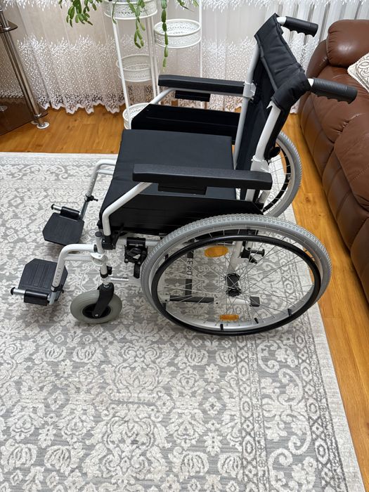 Продам инвалидную кресло коляску.