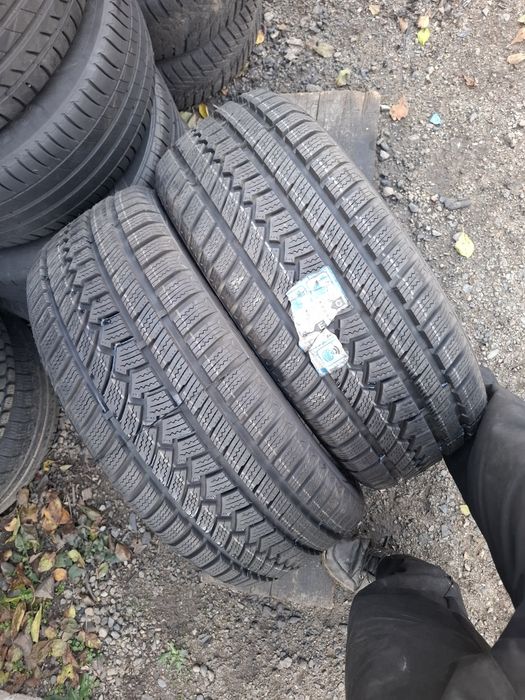 Vand 2 anvelope 215 55 17 noi de iarna