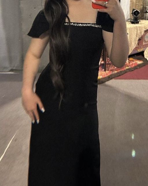 Ұзын қара көйлек сатылады