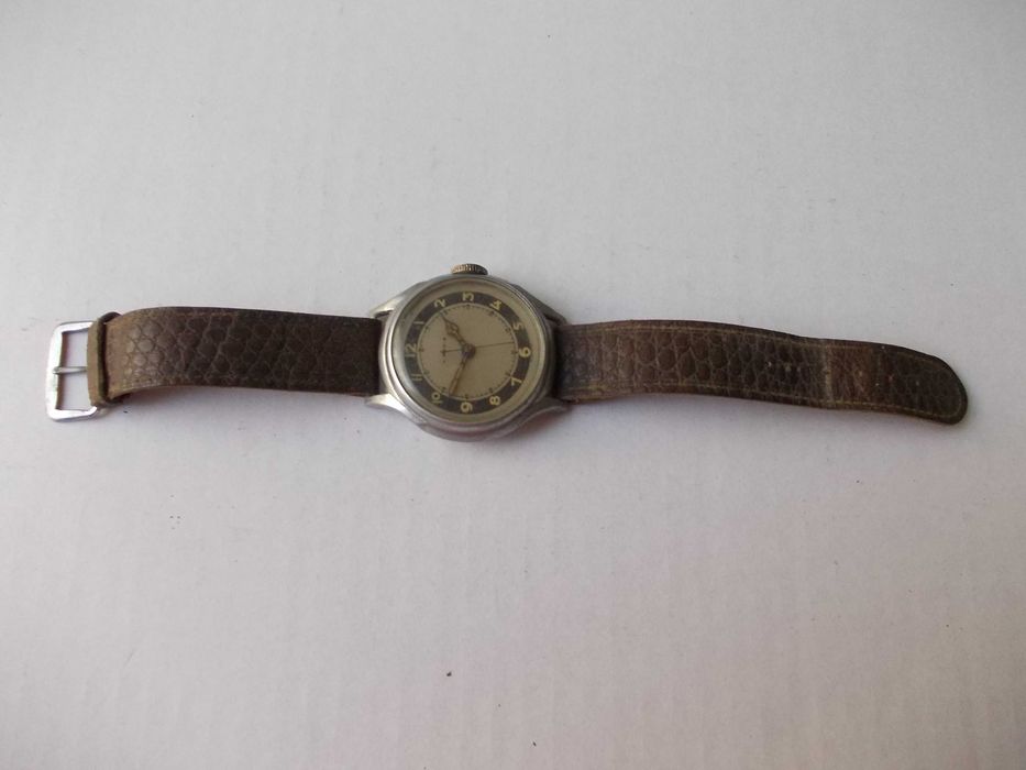 Ceas vechi de mana barbatesc MILITAR? defect