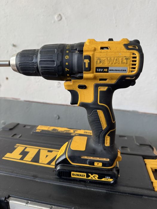 Bormașină Dewalt cu percutie