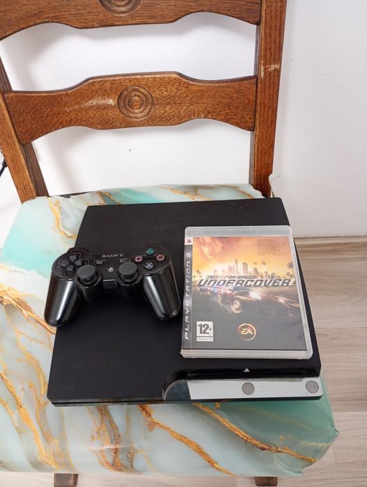 Vând PlayStation 3 Slim