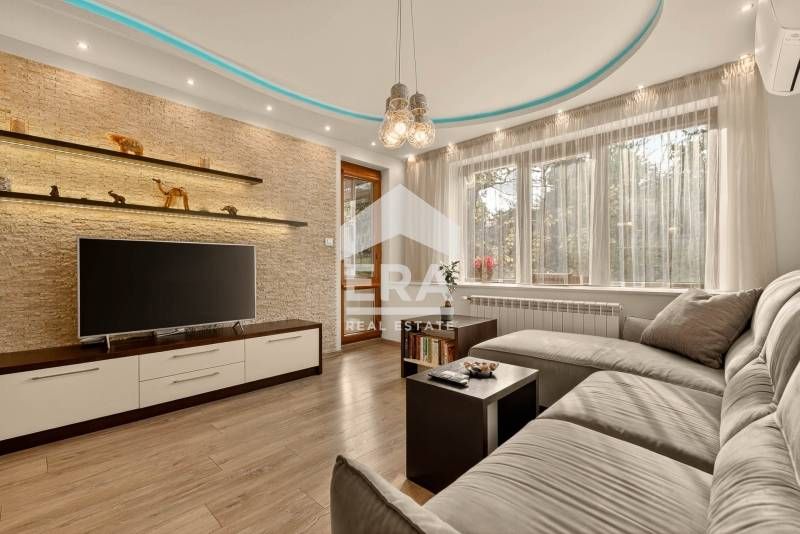 Тристаен, ексклузивен, стилно обзаведен и газифициран апартамент за пр