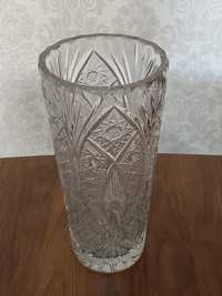 Красивая хрустальная ваза.