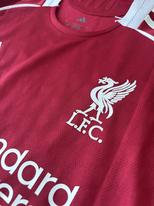 Liverpool 25/26 Home Player Version (M) / ISAK 9