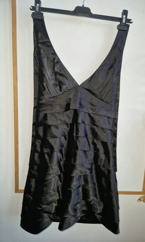 Малка черна рокля дамска сатен 12 С или М
Без следи от употреба
