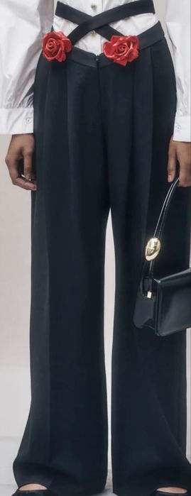 Pantaloni statement cu detalii florale