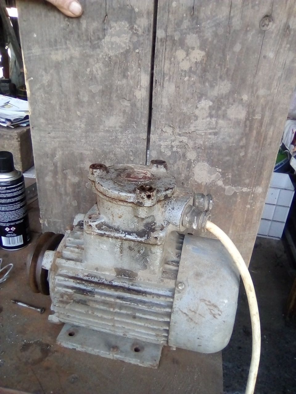 motor 380v 1500rot/min 0,75 kw, carcasă fontă, bob/cupru +1 cu flansă.