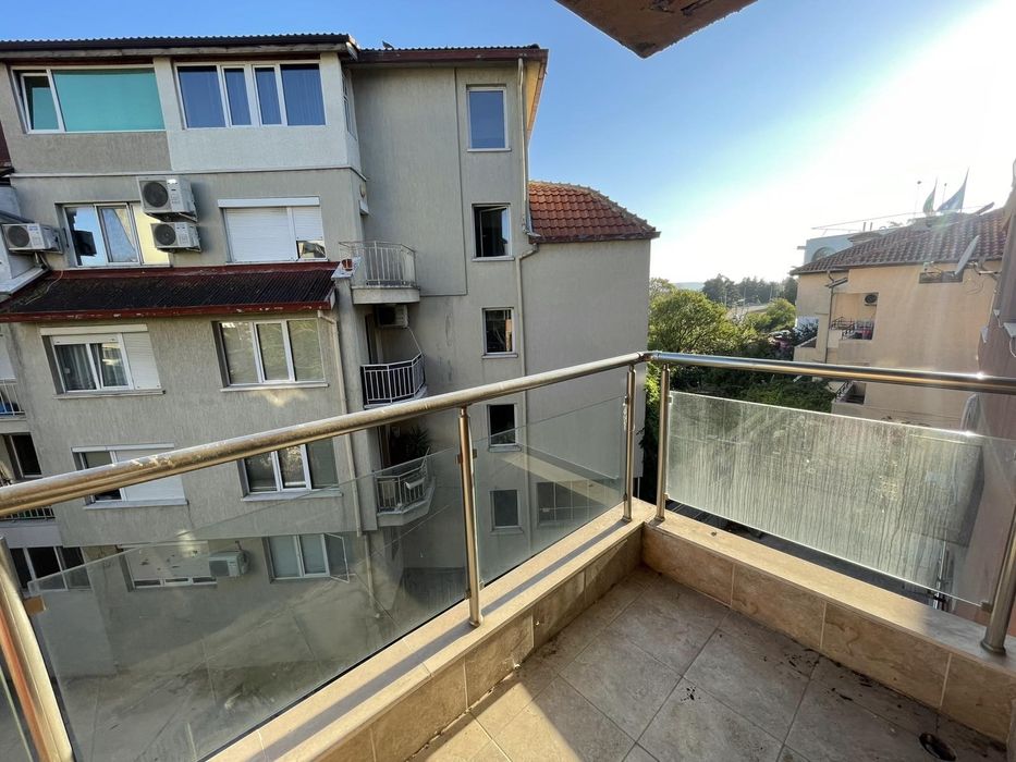 Двустаен апартамент с морска панорама в Бриз