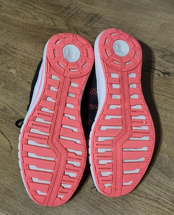 Adidasi pt femei under armour