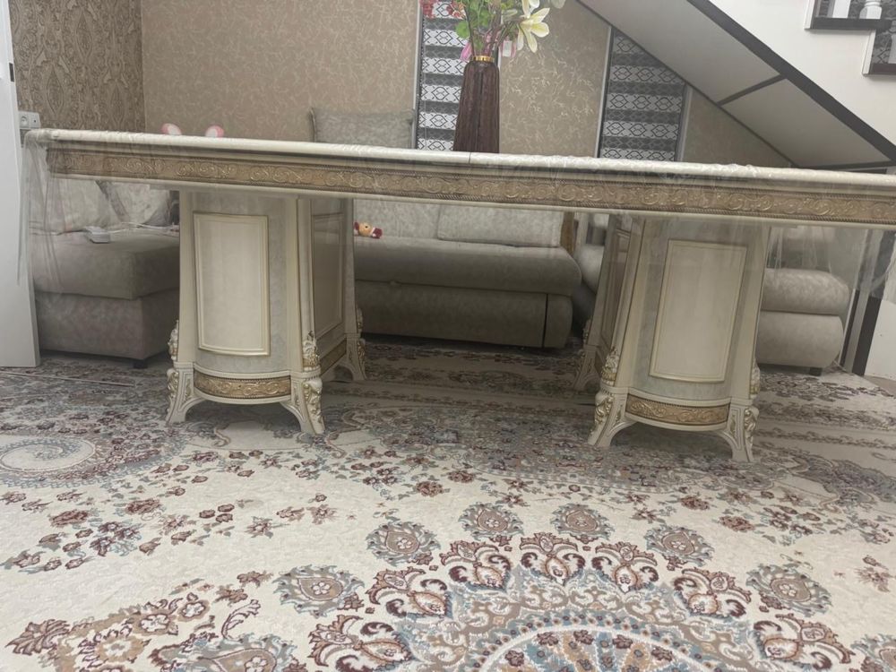 Стол для гостинной